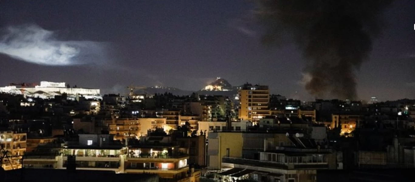 Πυρκαγιά στον Νέο Κόσμο από ρίψη βεγγαλικών